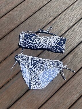 Atmosphere by Primark Women’s Navy and White Patterned Two-Piece Swim Set